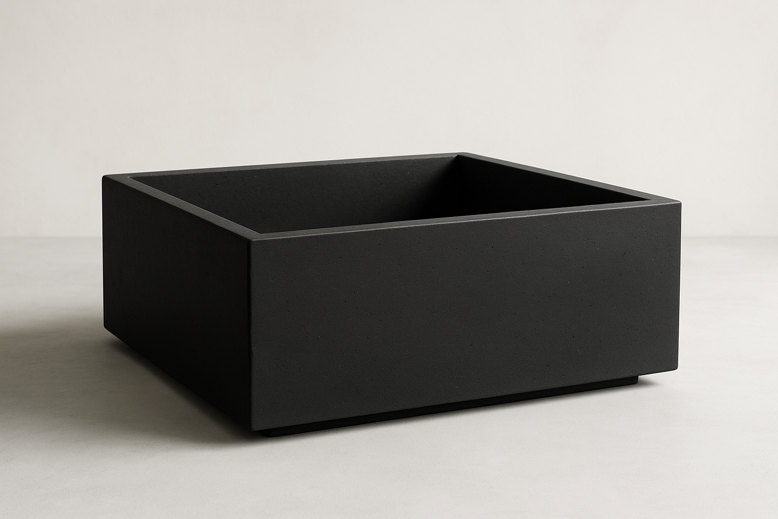 50L x 50W x 25H ebatlarında beton saksı fotoğrafı. siyah renk olsun arka plan açık renk olsun