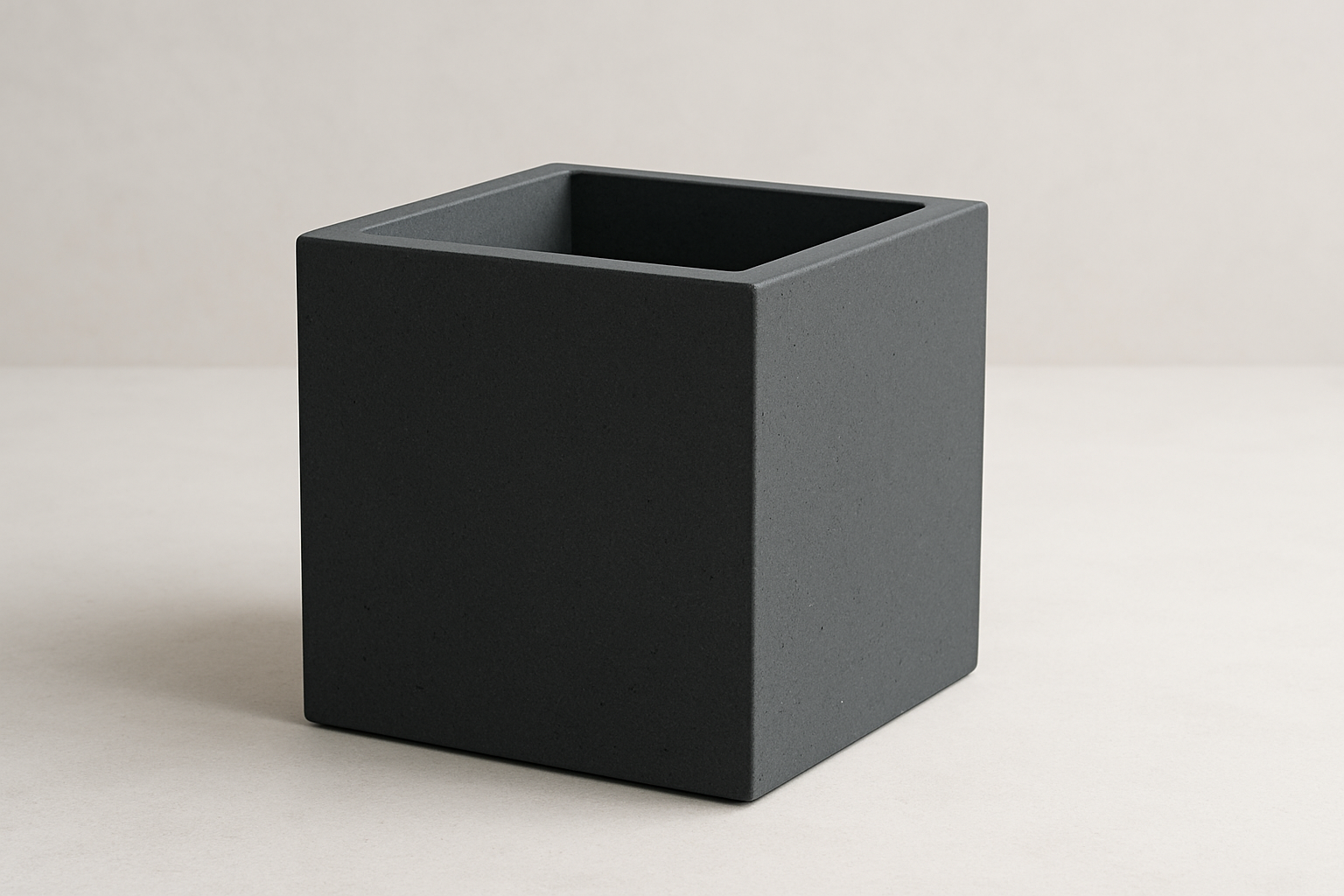 beton kare saksı, antrasit renk olsun arka plan açık olsun