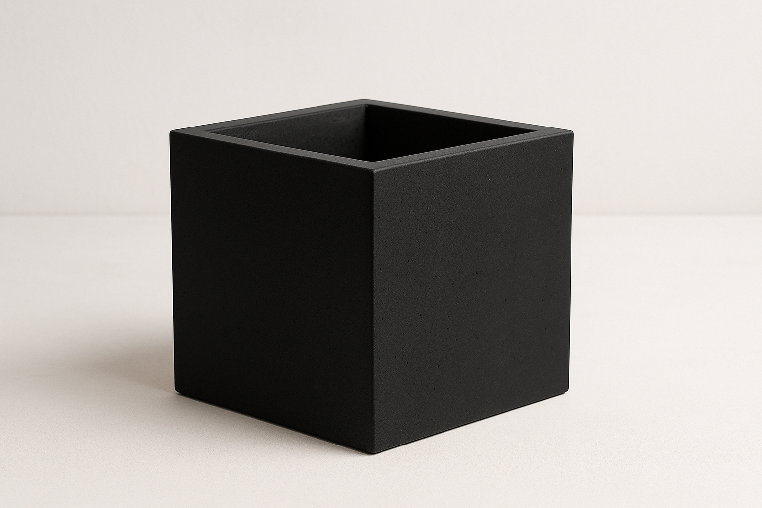 beton kare saksı siyah renk olsun arka plan açık renk olsun